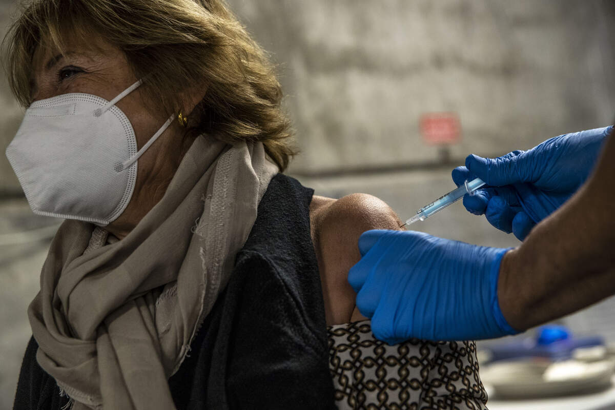 Una dona vacunant-se.