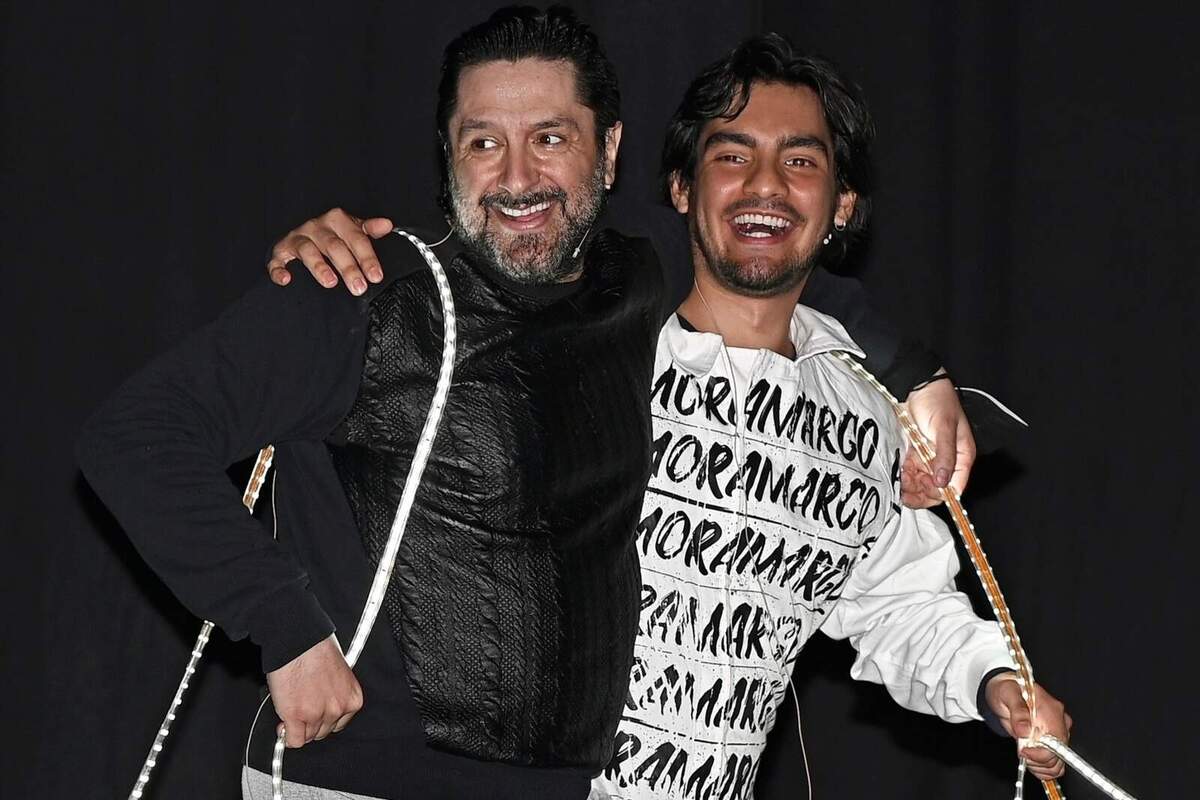 Imatge d'Alejandro Reyes posant abraçant-se amb Rafael Amargo