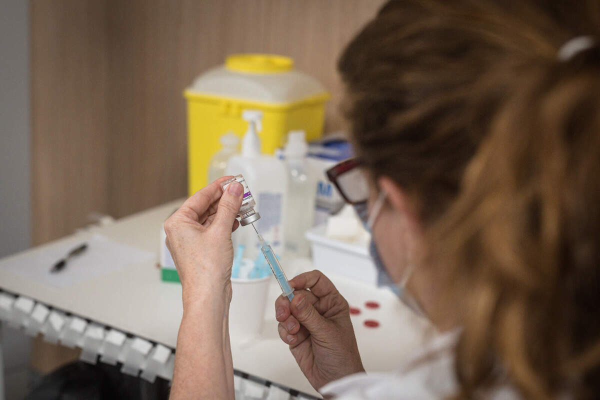 Una infermera preparant una dosi de la vacuna contra el coronavirus