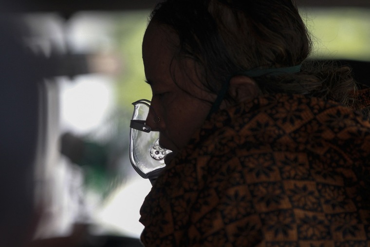 Una dona rebent assistència sanitària a l'índia