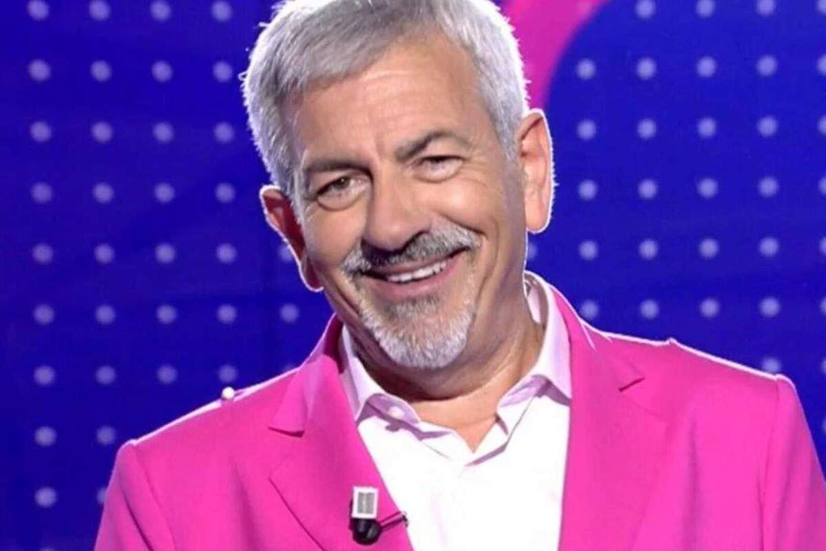 Carlos Sobera somrient vestit de rosa