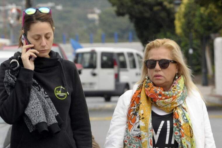Elia Muñoz i Maite Zaldívar caminant pel carrer