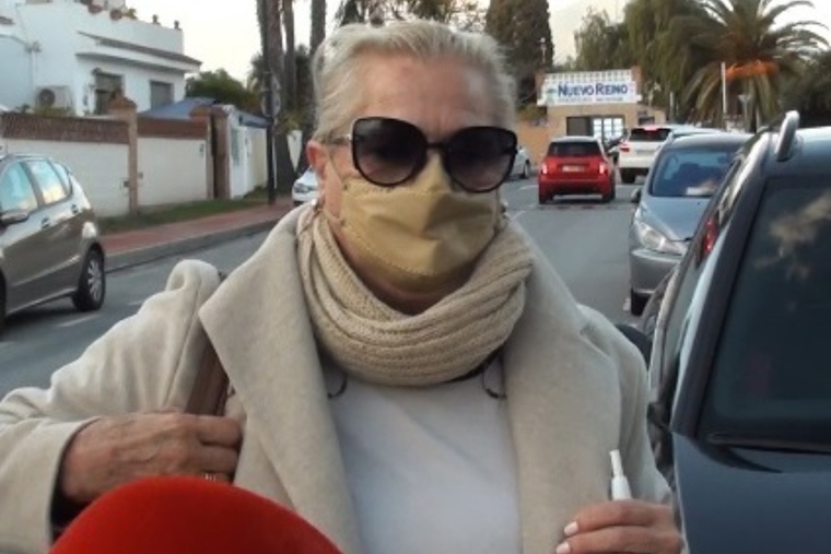 Imatge de Mayte Zaldívar caminant pel carrer amb la mascareta posada i unes ulleres de sol
