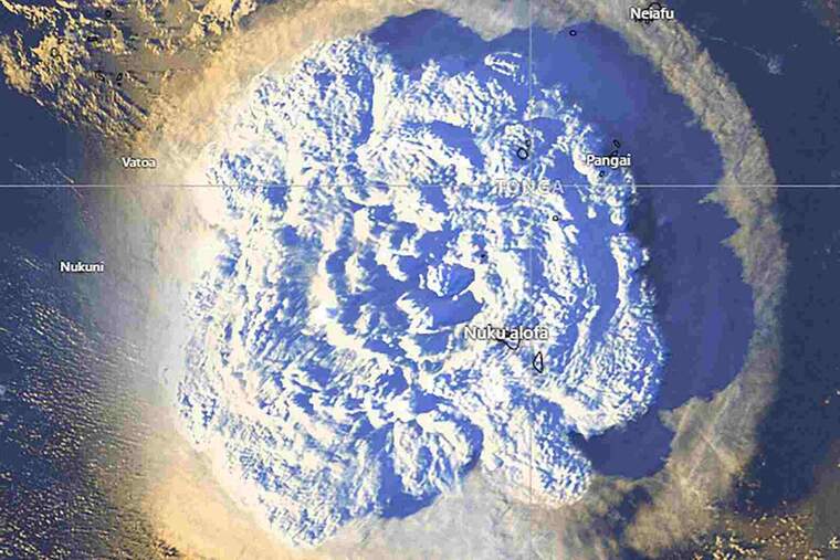 Vista perifèrica de l'erupció del volcà de Tonga