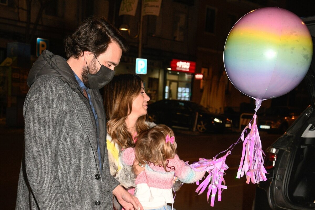 Elena subjecta el globus que van regalar a la filla de David Bisbal.