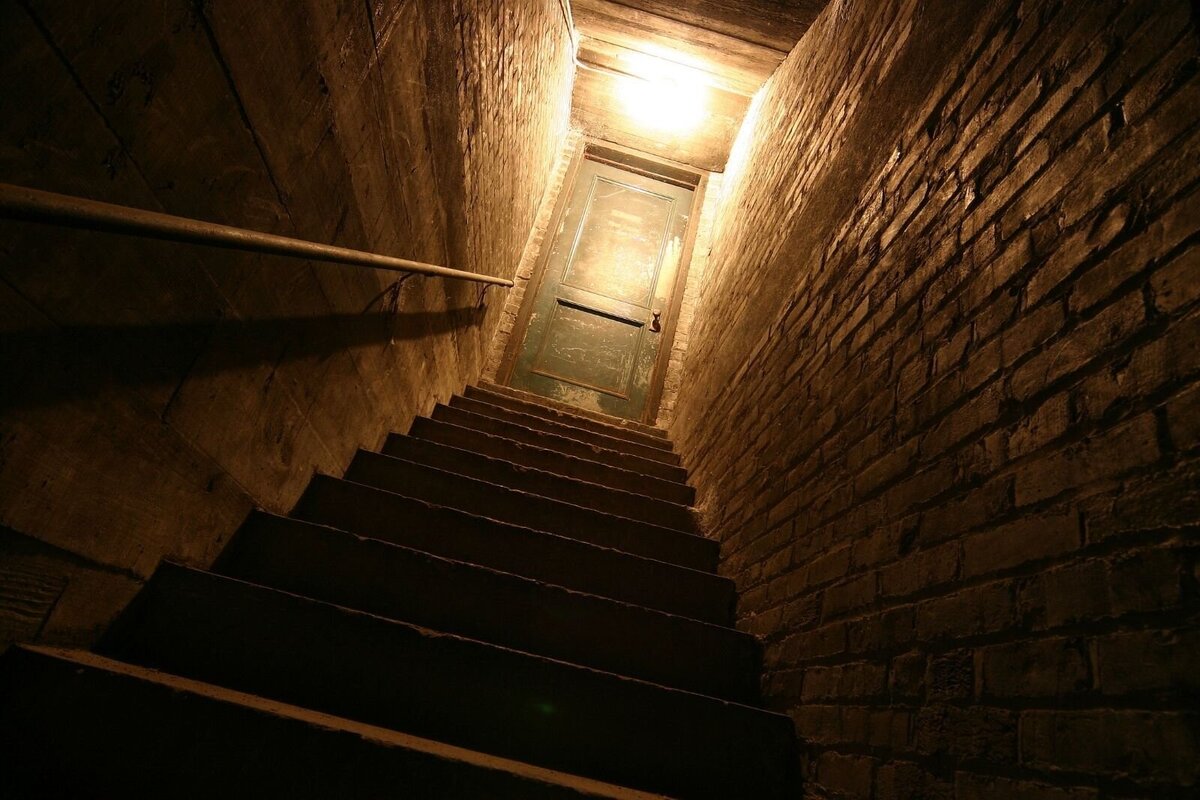 Ужасные лестницы. Страшный погреб. Страшная лестница. Страшная лестница в подвал.