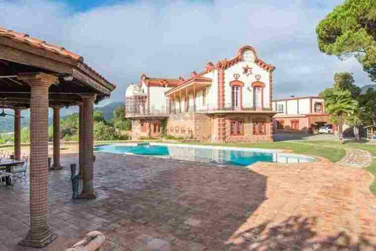 Imatge de la mansió que Rosalia i Rauw Alejandro han comprat a Manresa