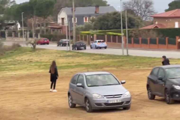Imatge dels cotxes marxant del restaurant de l'Ametlla del Vallès després de no pagar al restaurant Can Sous