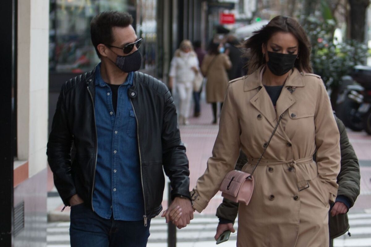 Christian Gálvez i Patricia Pardo passejant amb mascareta