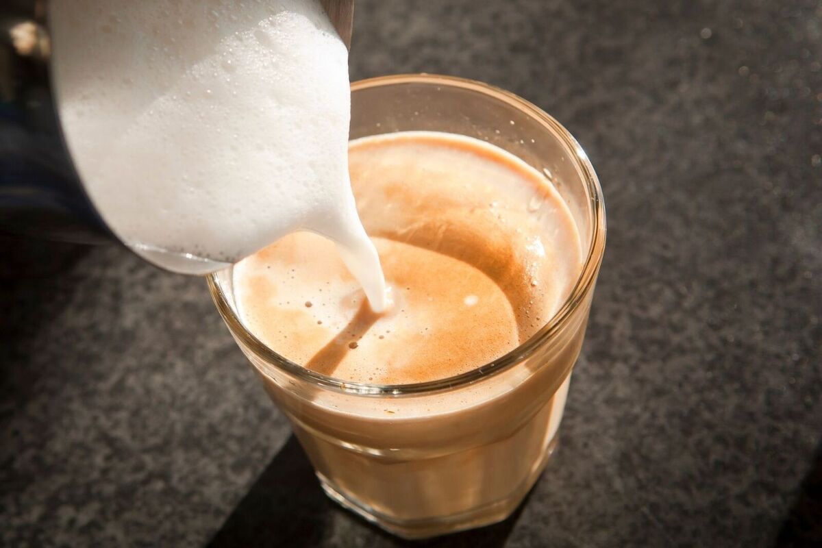 Detall d'un cafè amb llet