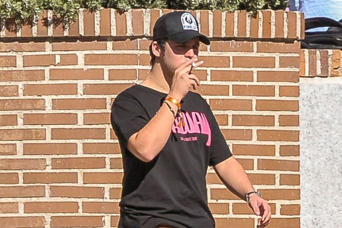 Imatge de Froilà de Marichalar fumant pel carrer