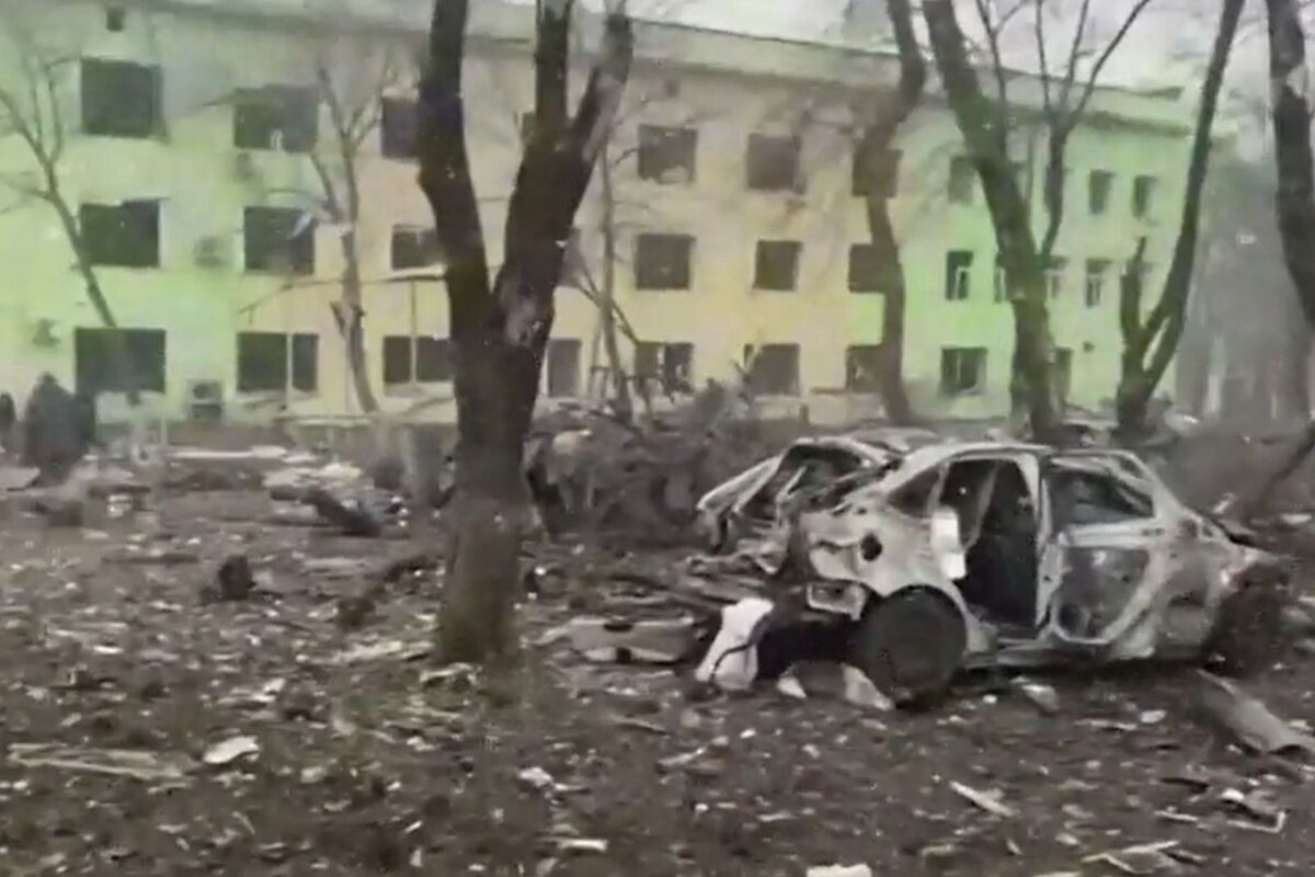 Imatge de les ruïnes de l'hospital infantil de Mariúpol després del bombardeig rus
