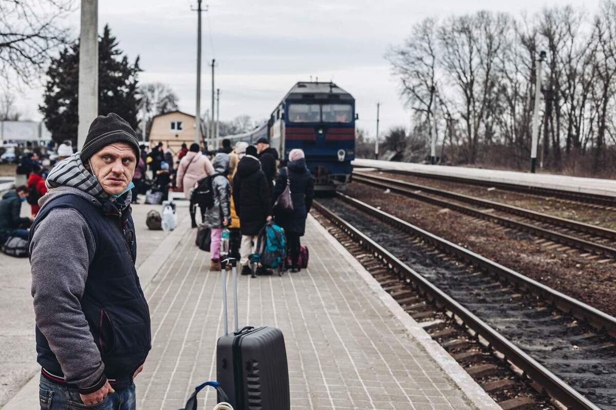 Un home esperant un tren d'evacuació d'Ucraïna