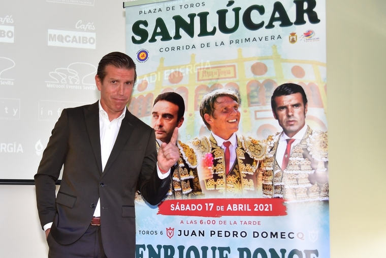Imatge de Manuel Díaz, 'El Cordobés', amb un cartell promocional d'una correguda de bous