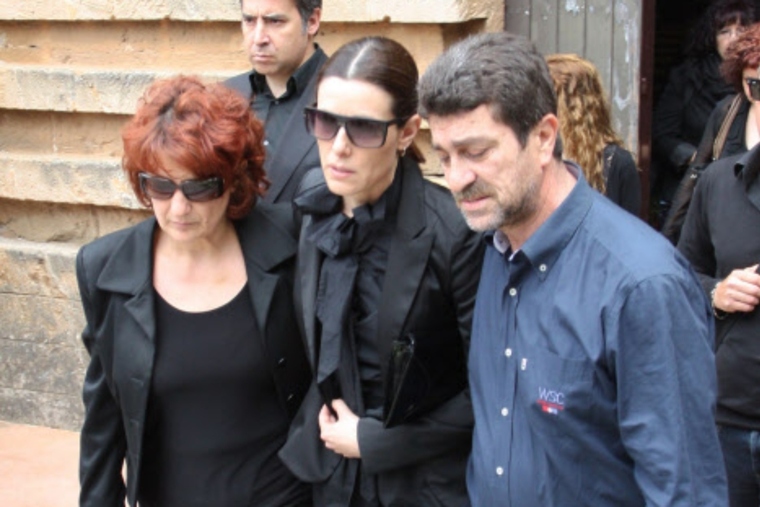 Raquel Sánchez Silva el dia de l'enterrament de Mario Biondo, amb els seus sogres.