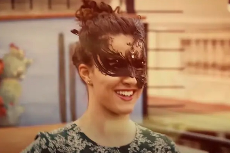 Sara Donés amb una màscara del carnaval de Venècia