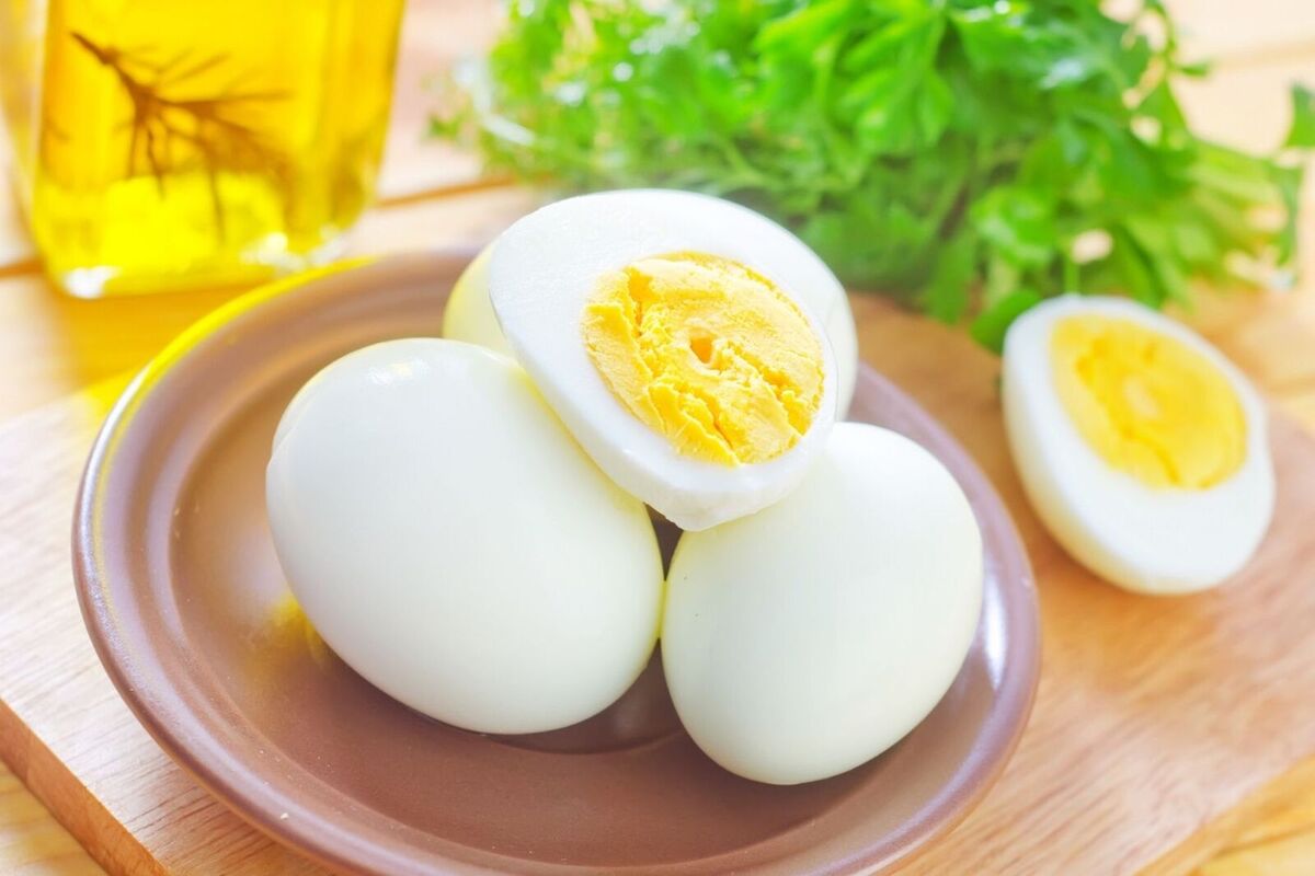Diversos ous durs en un plat