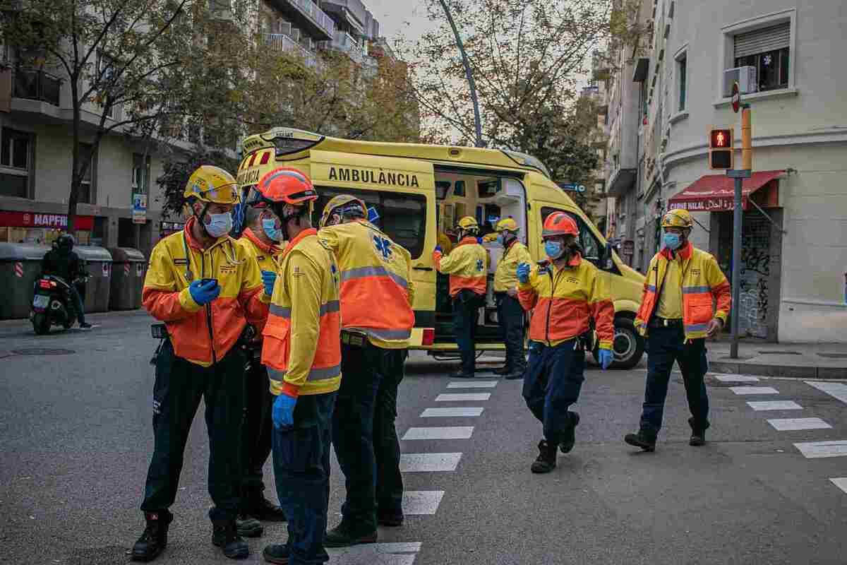 Imatge d'una ambulància del SEM en un succés a Barcelona.