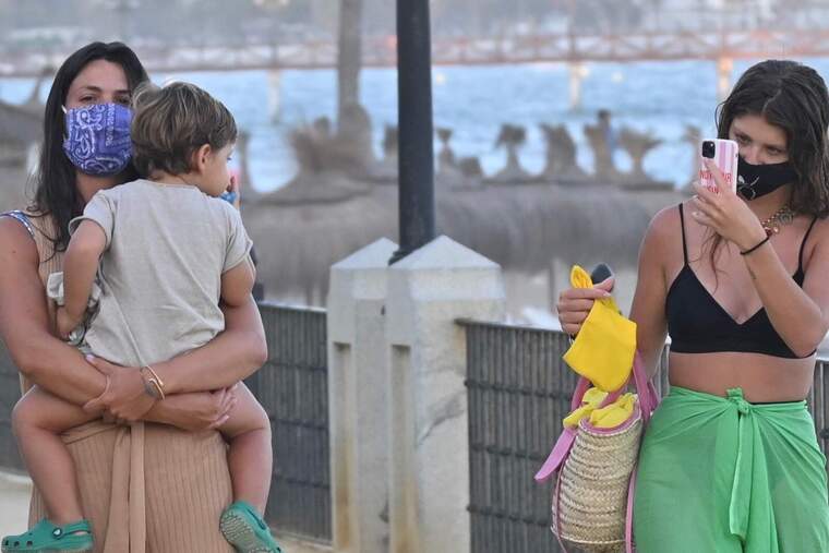 Laura Matamoros amb el seu fill en braços i Anita Matamoros fent-los una foto