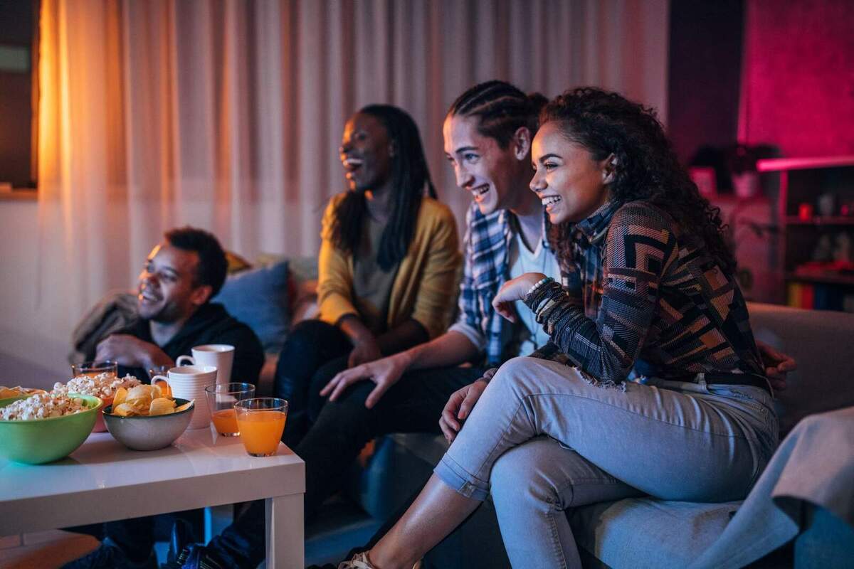 Imatge d'un grup d'amics veient una pel·lícula a la televisió