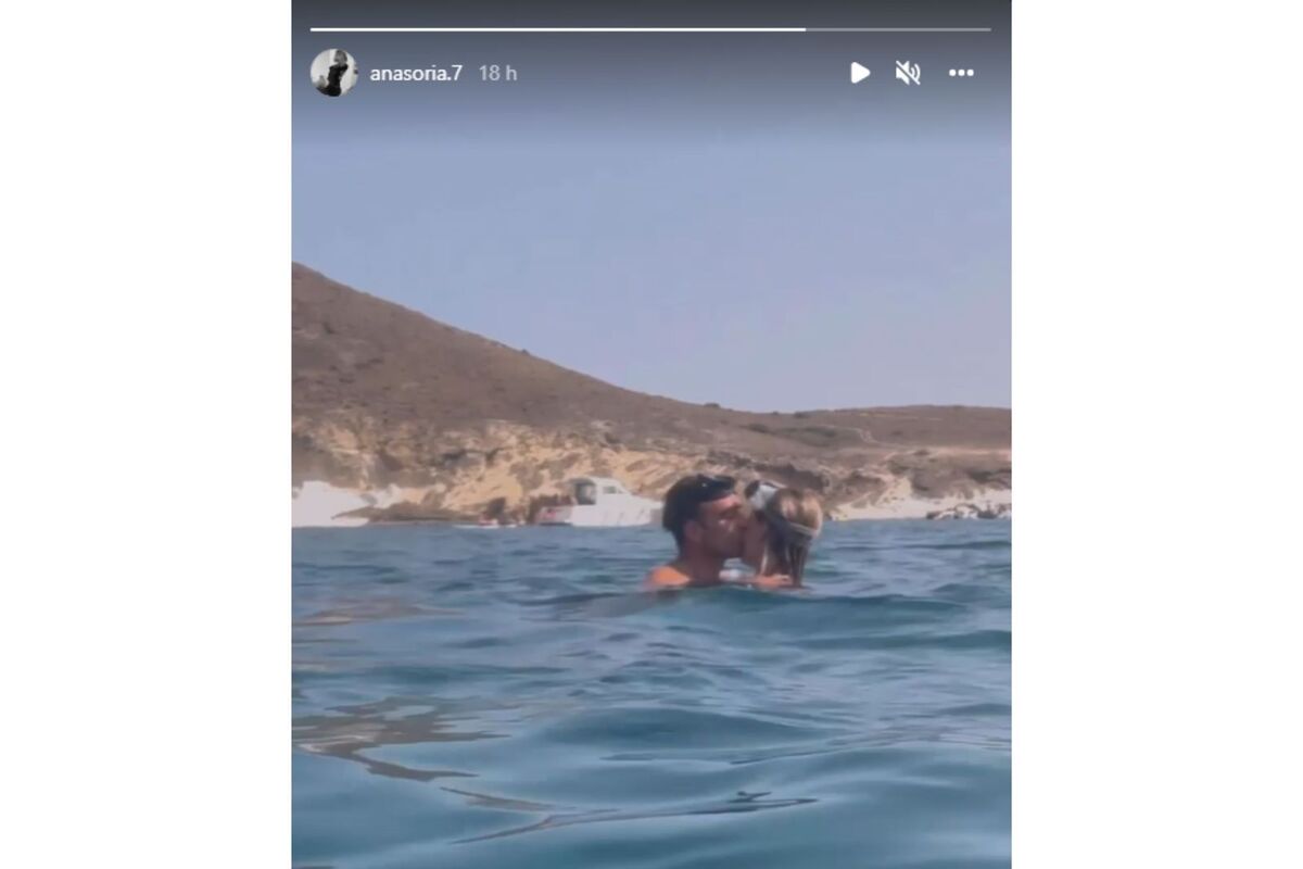 Imatge d'un 'storie' d'Ana Soria fent-se un petó amb Enrique Ponce enmig del mar