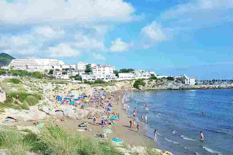 Imatge de la cala dels Balmins, a Sitges.