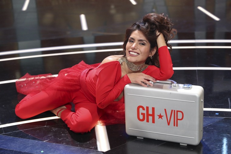 Imatge de Miriam Saavedra amb el maletí guanyador de GH VIP