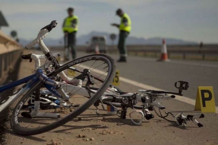 Imatge d'unes bicicletes trencades per un accident