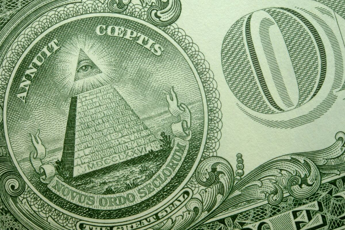 Foto d'un bitllet de dòlar amb el símbol Illuminati.