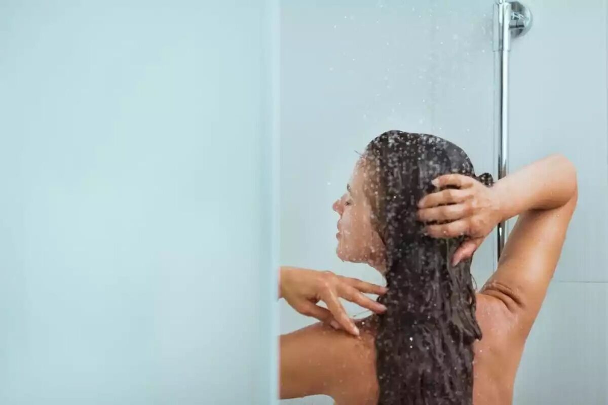 Foto d'una dona a la dutxa