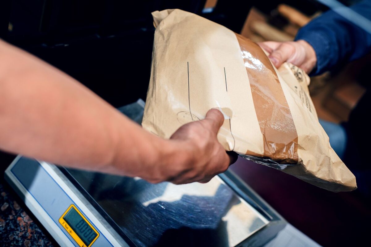 Foto d'una persona entregant un paquet.