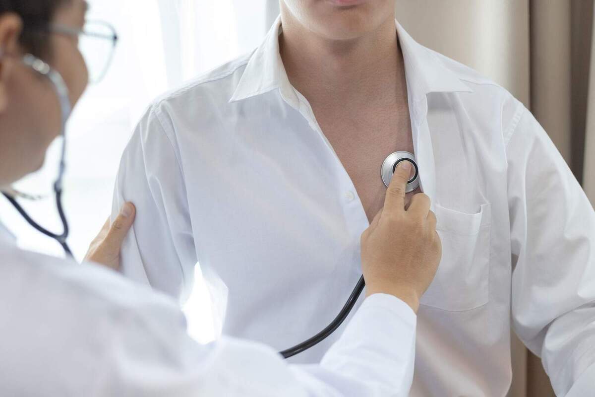 Imatge d'un metge auscultant el pit d'un home