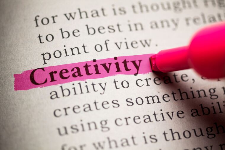 Foto de la paraula 'creativitat' en anglès subratllada.