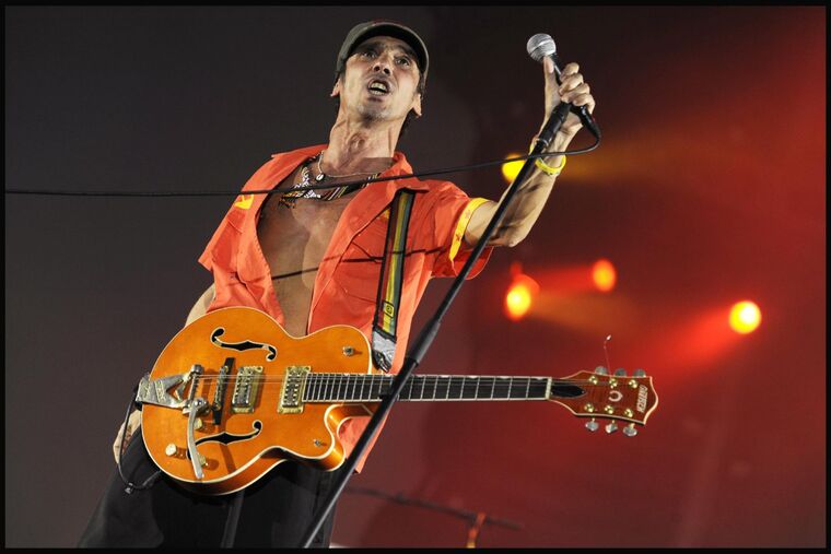 Foto de Manu Chao tocant.