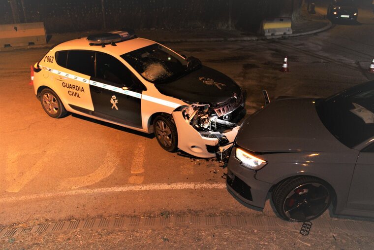 Imatge dels dos cotxes després del xoc