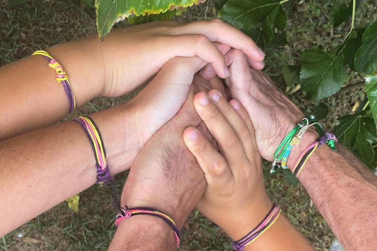 Foto de les mans de Nacho Palau i dels seus fills.