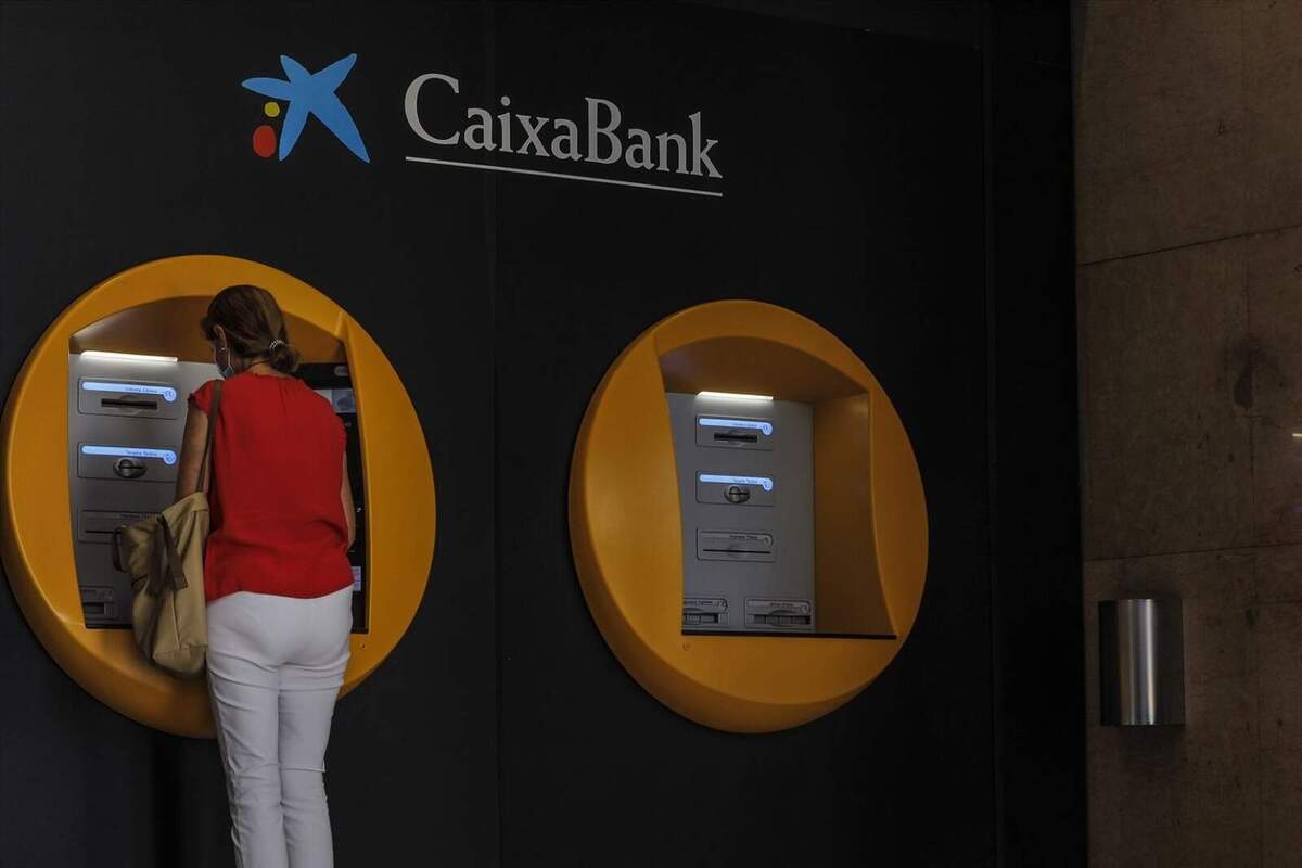 CaixaBank Avisa Els Clients Que Paguen Comissions Per Treure Diners Del ...