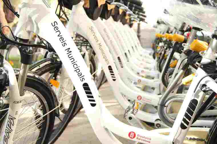 Imatge de foment de la mobilitat sostenible amb bicicletes a les flotes municipals