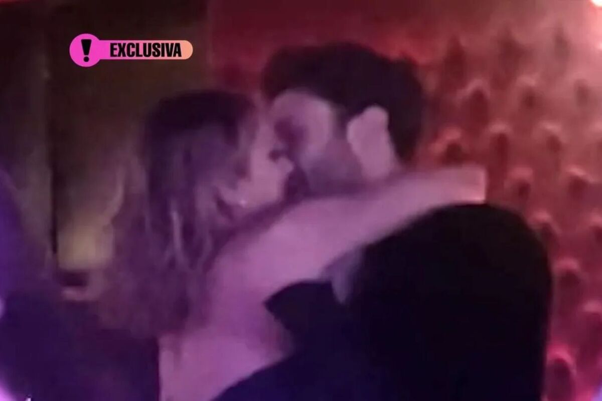 Captura del petó entre Alba i Jorge a la festa de 'Unicorn'