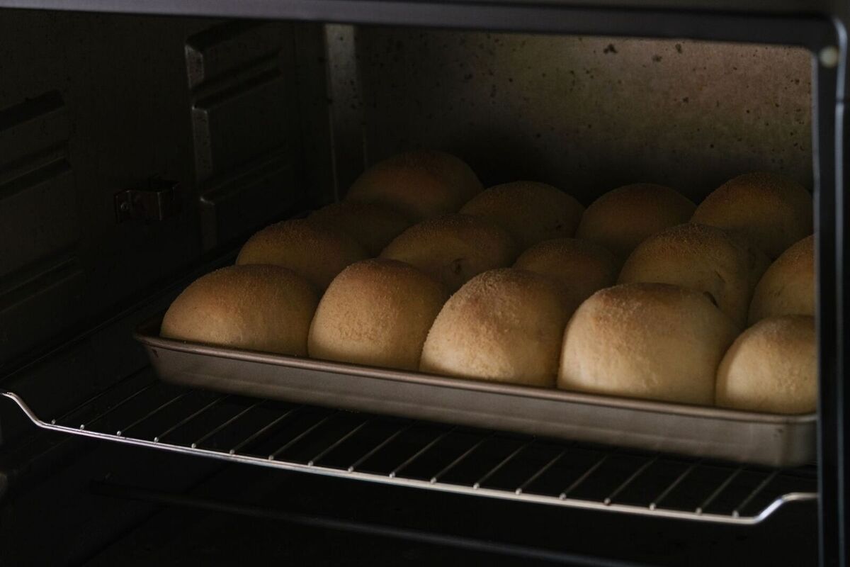 Foto d'una safata amb pa dins d'un forn.