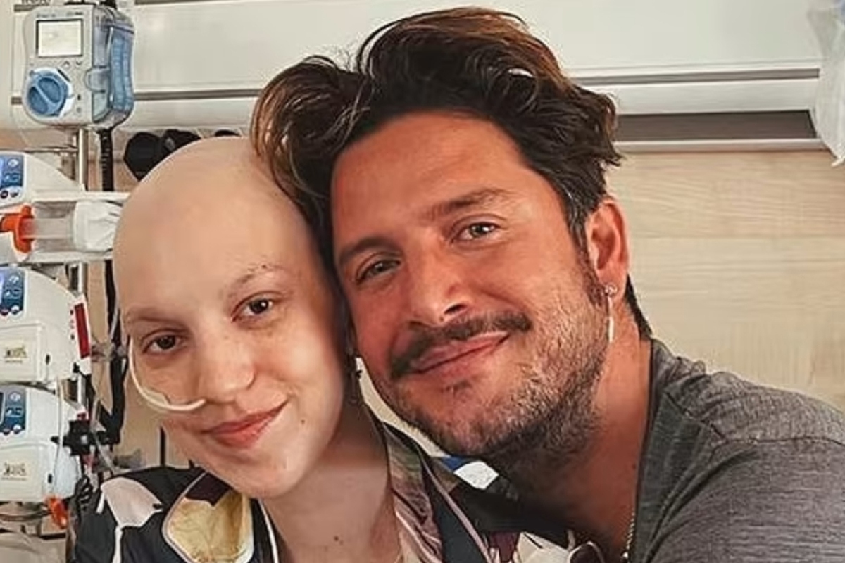 Manuel Carrasco, en el hospital para sorprender a Elena Huelva, una fan que  lucha contra el cáncer 