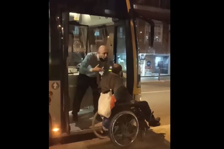 Imatge del conductor d'autobús i l'home en cadira de rodes insultant-se