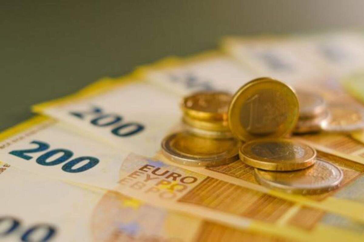Foto de diversos bitllets de 200 euros i monedes d'1 euro.
