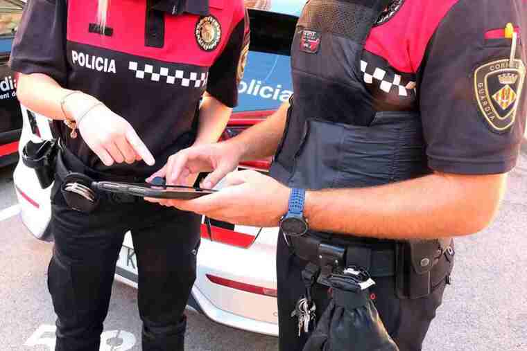 Imatge de dos agents de la Guàrdia Urbana de Cornellà de Llobregat