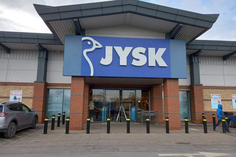 Imatge de l'entrada d'una botiga JYSK