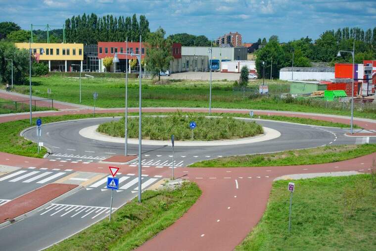 Rotonda holandesa amb carril per bicis
