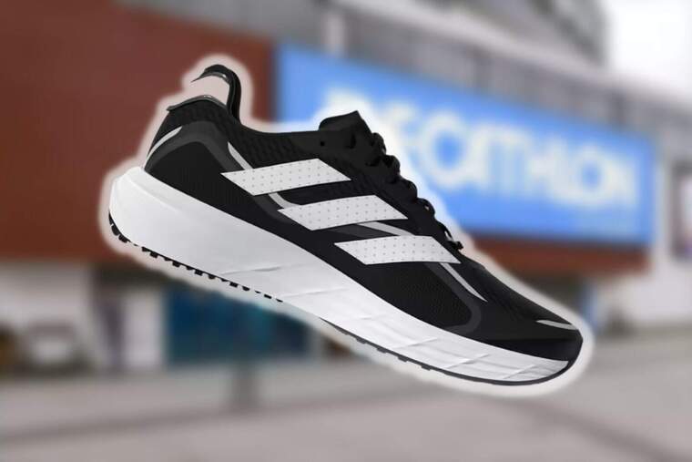 Foto de les sabates 'running' de dona d'Adidas en color negre.