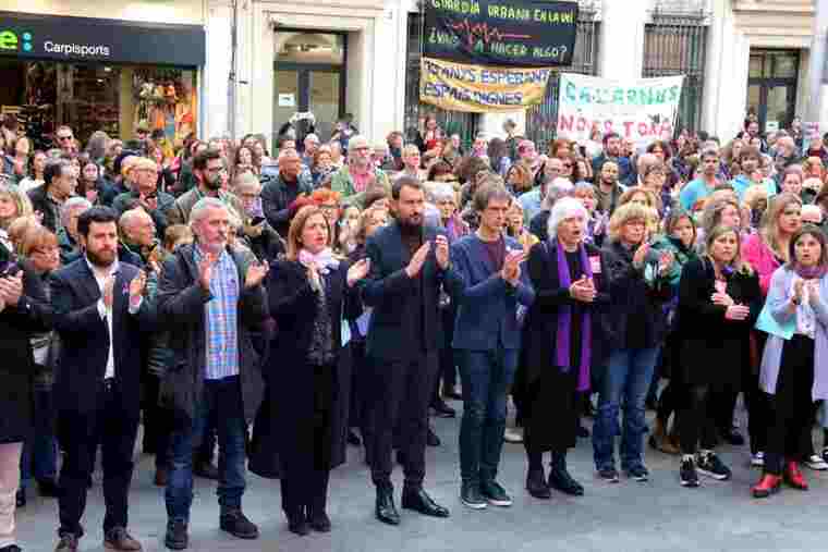 Imatge d'una manifestació a Badalona amb l'alcalde al capdavant