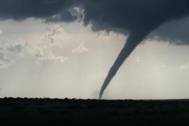 Imatge d'un tornado travessant el camp