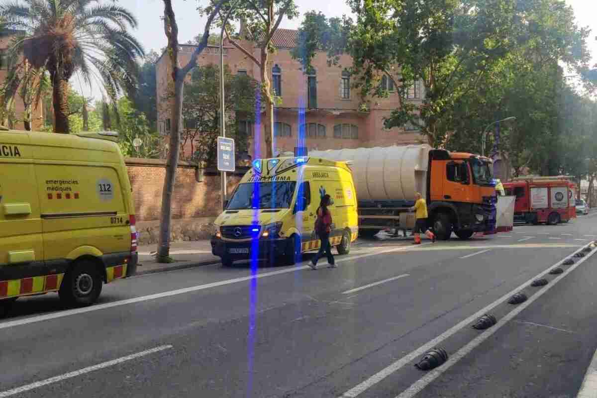Imatge de dues ambulàncies del SEM i un camió dels Bombers a Barcelona